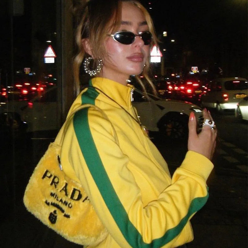 Jaqueta Corta-Vento Feminina Brasil Cropped Futebol Vintage Amarela com Listras Verdes Meio Zíper e Patch Bordado Streetwear
