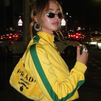 Jaqueta Corta-Vento Feminina Brasil Cropped Futebol Vintage Amarela com Listras Verdes Meio Zíper e Patch Bordado Streetwear
