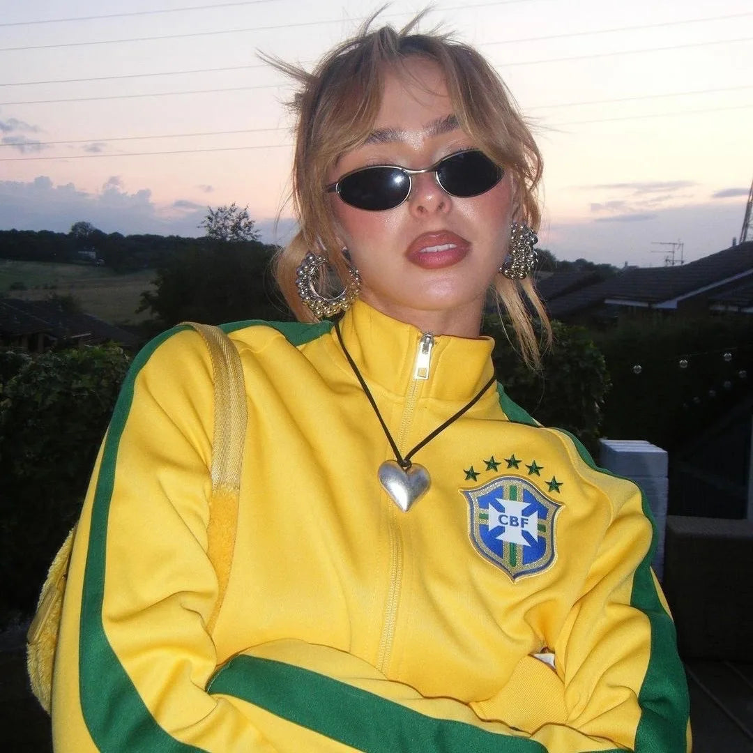 Jaqueta Corta-Vento Feminina Brasil Cropped Futebol Vintage Amarela com Listras Verdes Meio Zíper e Patch Bordado Streetwear