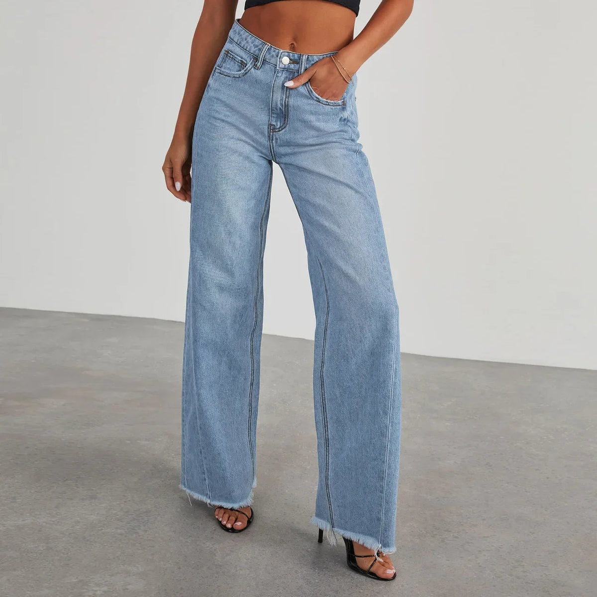 Calça Jeans Feminina Primavera Verão, Cor Sólida, Modelagem Larga, Costura Lateral e Barra Desfiada