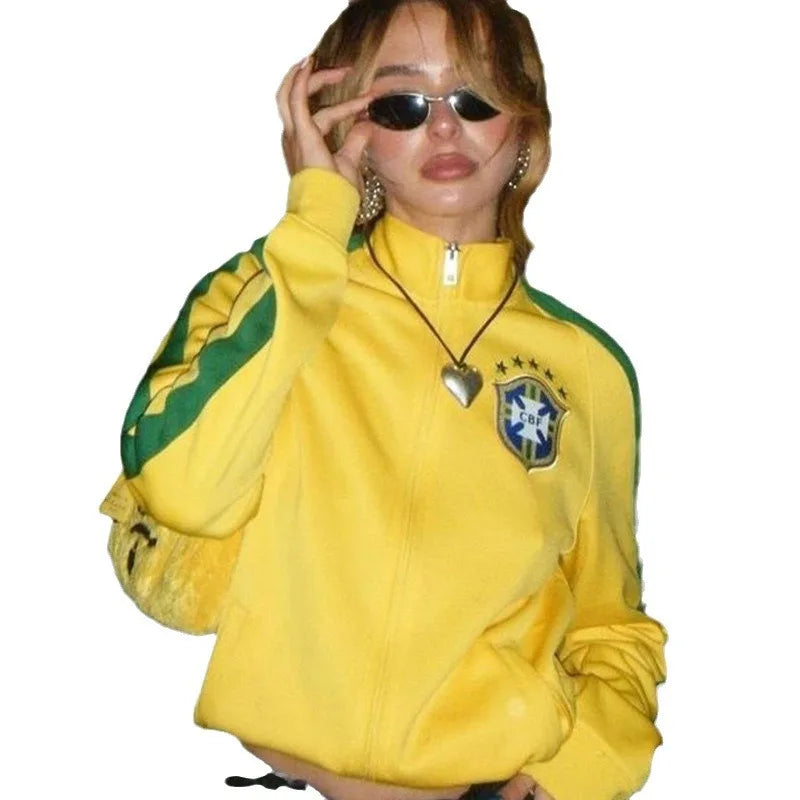 Jaqueta Corta-Vento Feminina Brasil Cropped Futebol Vintage Amarela com Listras Verdes Meio Zíper e Patch Bordado Streetwear