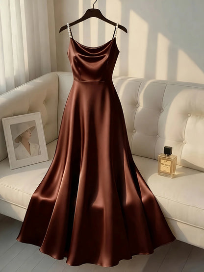Vestido Retrô de Cetim com Alça de Pérolas. De Design Simples, Estiloso e Elegante, Ideal para Festas, Casamentos, Encontros e o Dia a Dia.
