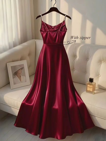 Vestido Retrô de Cetim com Alça de Pérolas. De Design Simples, Estiloso e Elegante, Ideal para Festas, Casamentos, Encontros e o Dia a Dia.