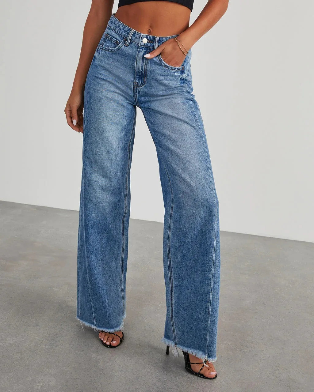 Calça Jeans Feminina Primavera Verão, Cor Sólida, Modelagem Larga, Costura Lateral e Barra Desfiada