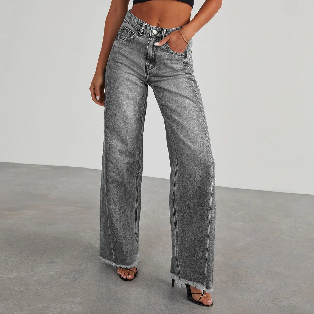 Calça Jeans Feminina Primavera Verão, Cor Sólida, Modelagem Larga, Costura Lateral e Barra Desfiada