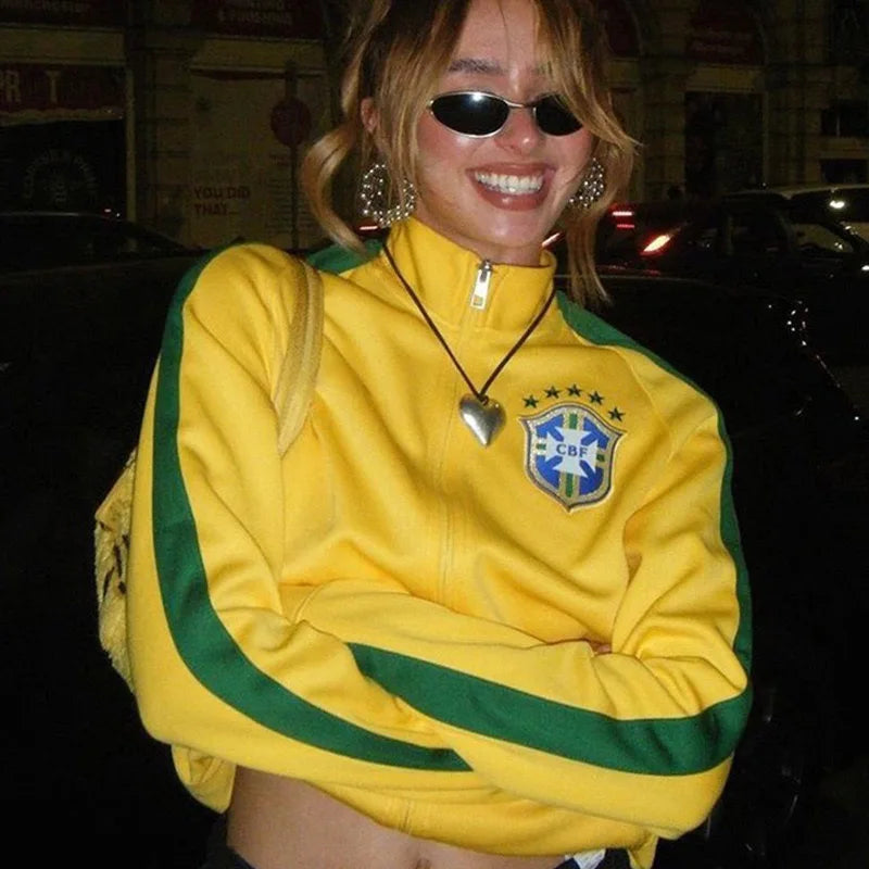 Jaqueta Corta-Vento Feminina Brasil Cropped Futebol Vintage Amarela com Listras Verdes Meio Zíper e Patch Bordado Streetwear