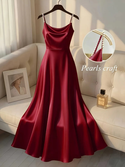 Vestido Retrô de Cetim com Alça de Pérolas. De Design Simples, Estiloso e Elegante, Ideal para Festas, Casamentos, Encontros e o Dia a Dia.