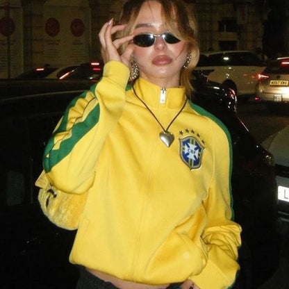 Jaqueta Corta-Vento Feminina Brasil Cropped Futebol Vintage Amarela com Listras Verdes Meio Zíper e Patch Bordado Streetwear