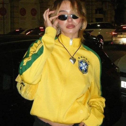 Jaqueta Corta-Vento Feminina Brasil Cropped Futebol Vintage Amarela com Listras Verdes Meio Zíper e Patch Bordado Streetwear
