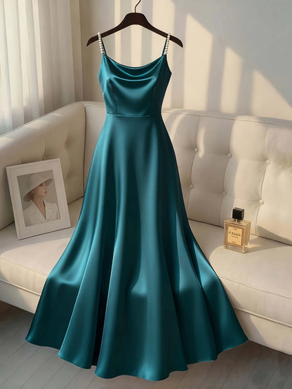 Vestido Retrô de Cetim com Alça de Pérolas. De Design Simples, Estiloso e Elegante, Ideal para Festas, Casamentos, Encontros e o Dia a Dia.