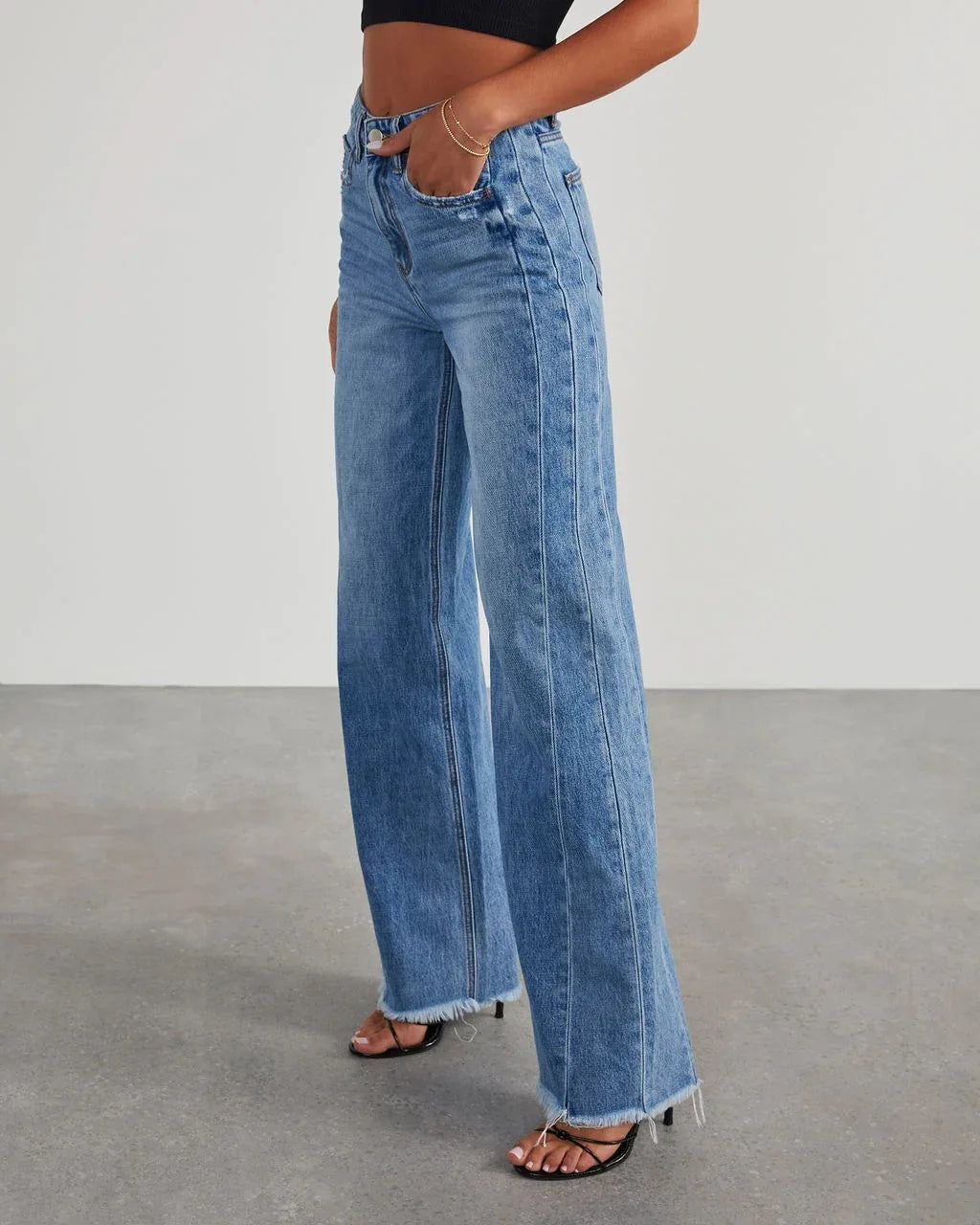 Calça Jeans Feminina Primavera Verão, Cor Sólida, Modelagem Larga, Costura Lateral e Barra Desfiada