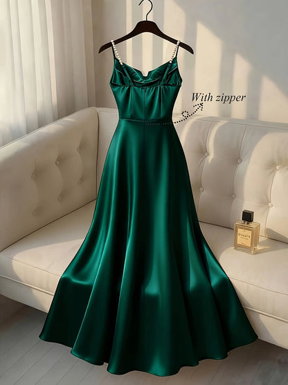 Vestido Retrô de Cetim com Alça de Pérolas. De Design Simples, Estiloso e Elegante, Ideal para Festas, Casamentos, Encontros e o Dia a Dia.