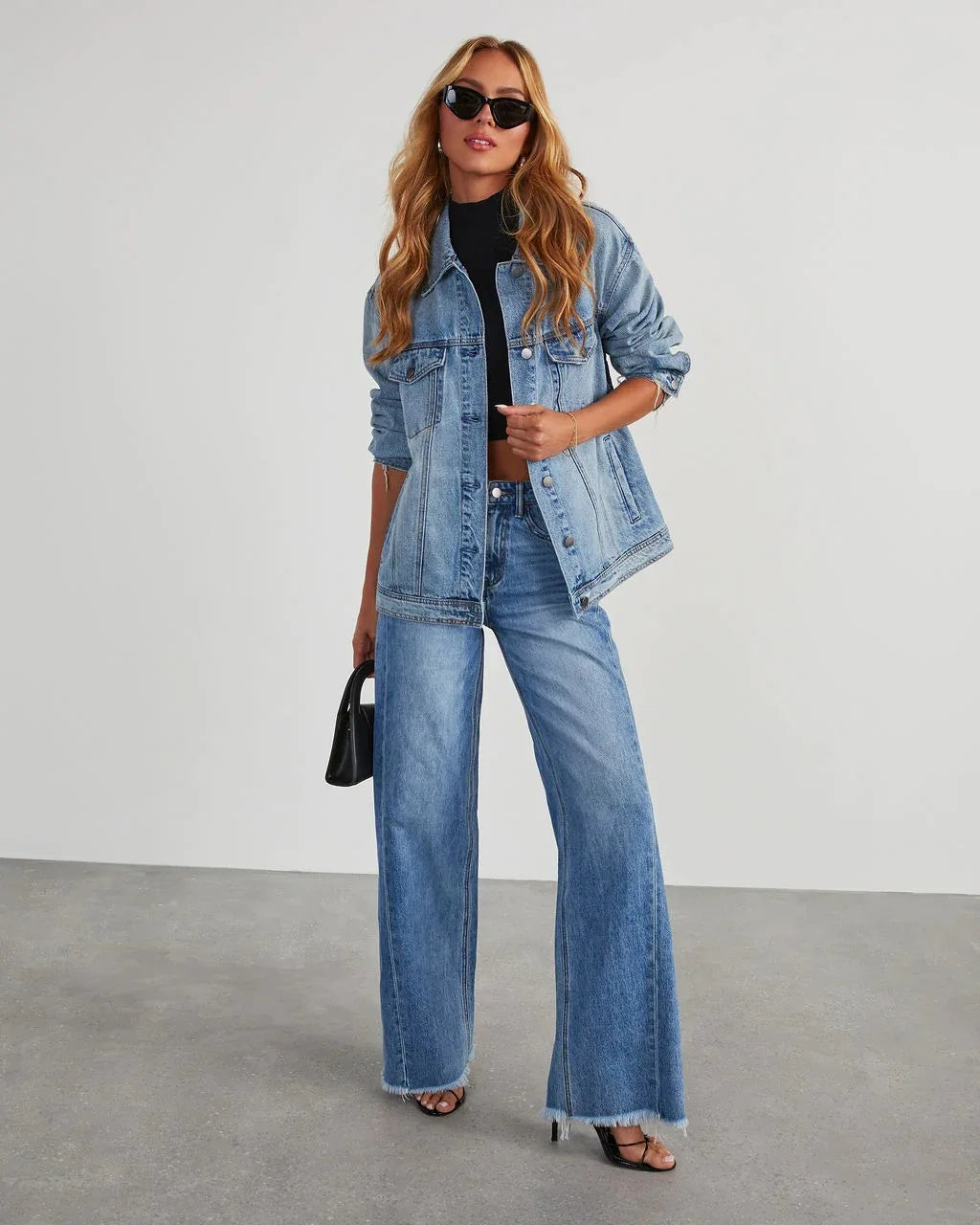 Calça Jeans Feminina Primavera Verão, Cor Sólida, Modelagem Larga, Costura Lateral e Barra Desfiada